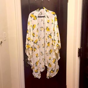 TORRID IVORY LEMON DOT CREPE KIMONO
